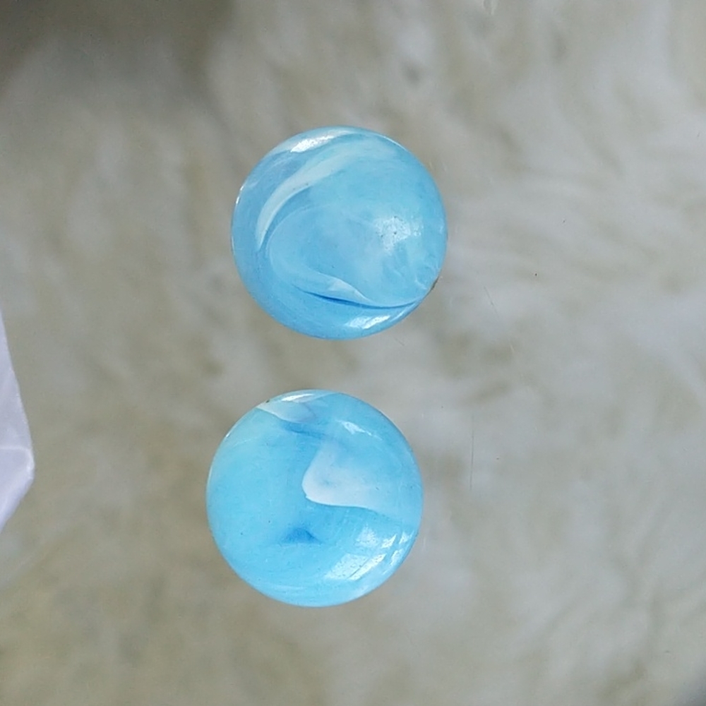 Vintage white blue marble ocean wave round post earrings - Picture 2 of 3